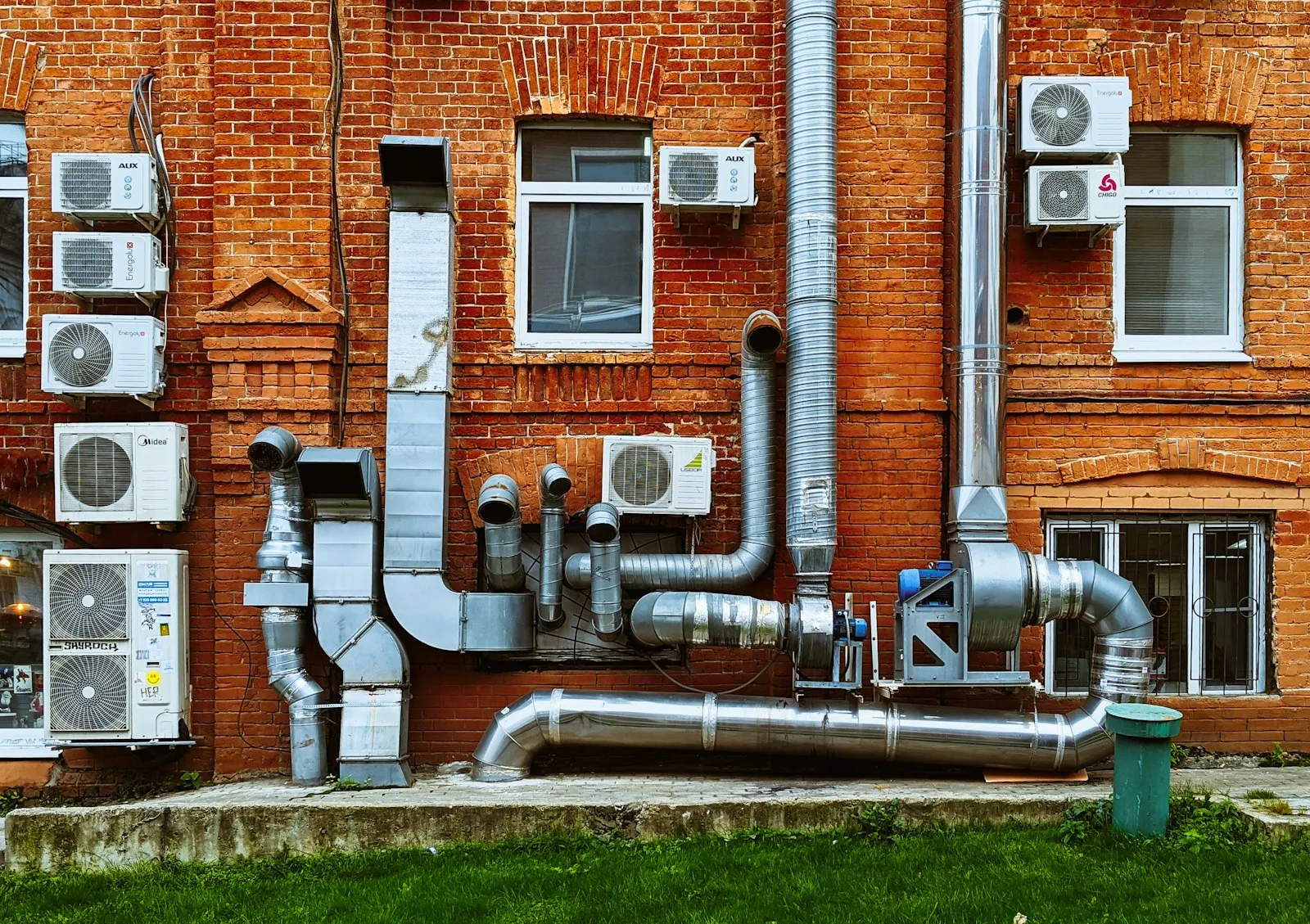 Commercial building with HVAC rooftop units and mechanical systems